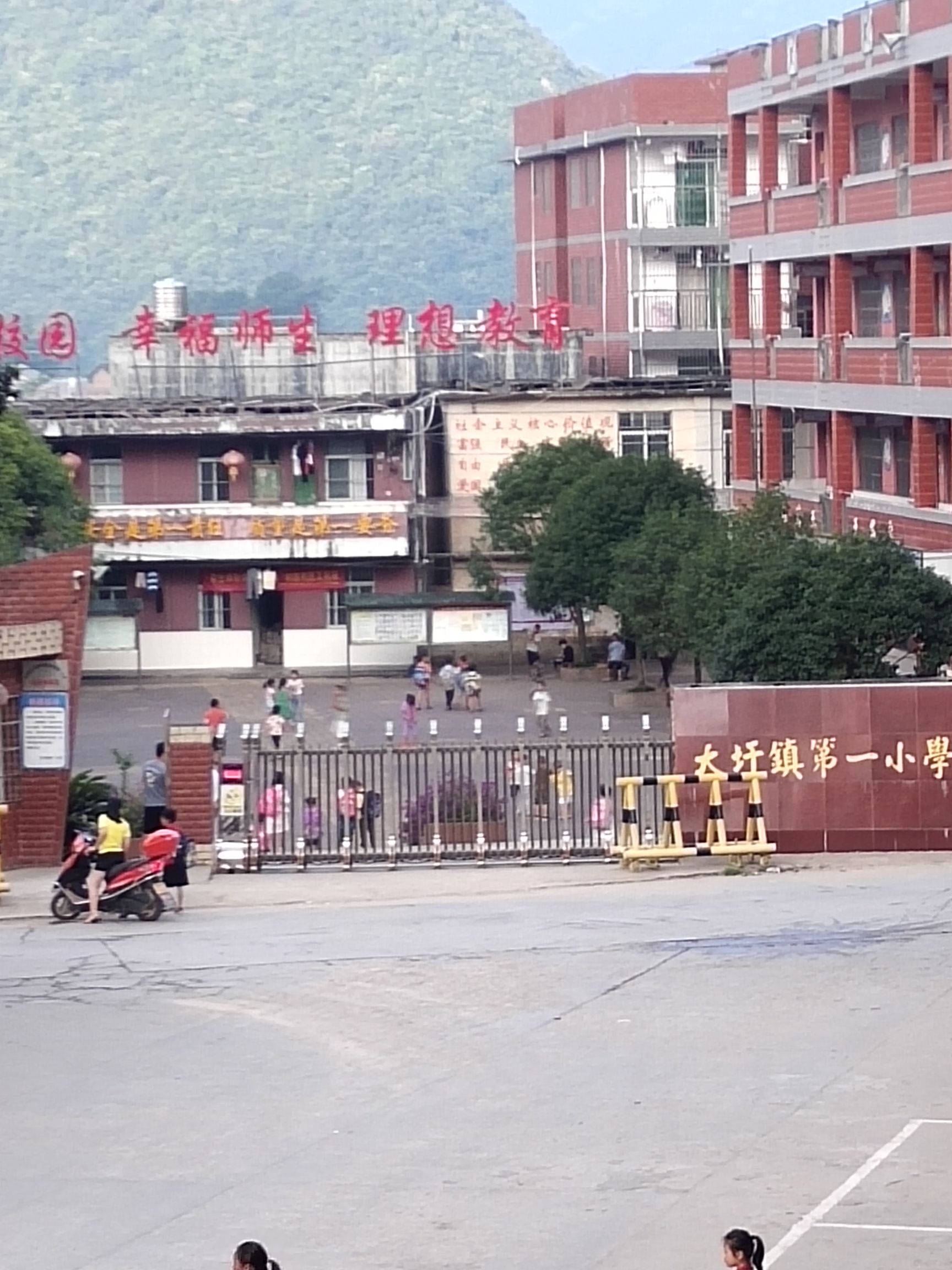 大圩镇中心小学                     地址:永州市江华瑶族自治县