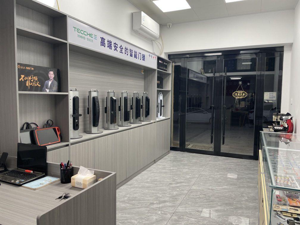 潜山鲁班开锁换锁配汽车钥匙