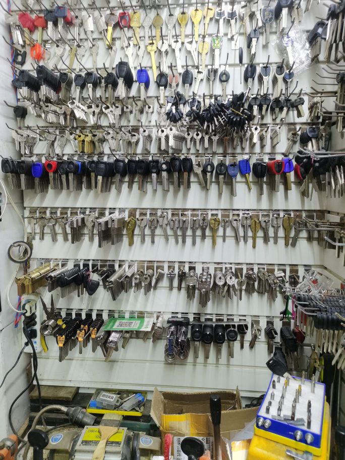 天安开锁换锁配汽车钥匙