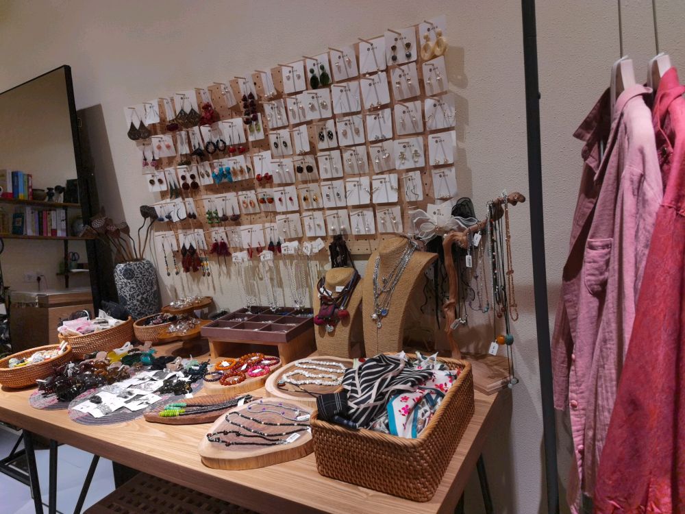 布荨苌汇东星世界店