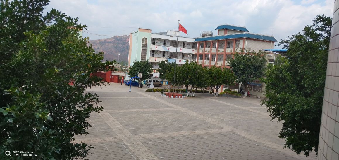 恐龙山中学                     地址:云南省楚雄彝族自治州禄丰县川