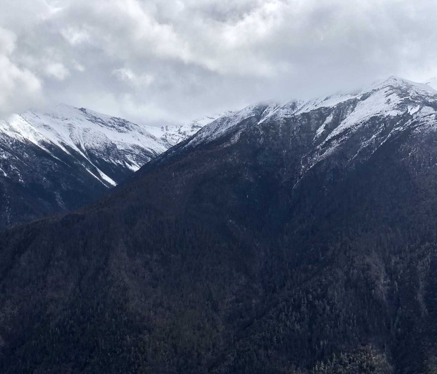 甘孜藏族自治州稻城县亚丁自然保护区之北,处贡嘎山边缘,距日瓦乡25公里