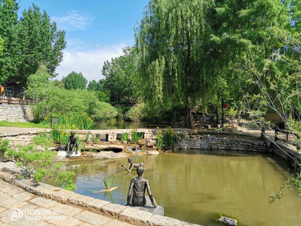 周边便利店张秀英百货部地址:东寨村,村头联系方式:15963795098营业