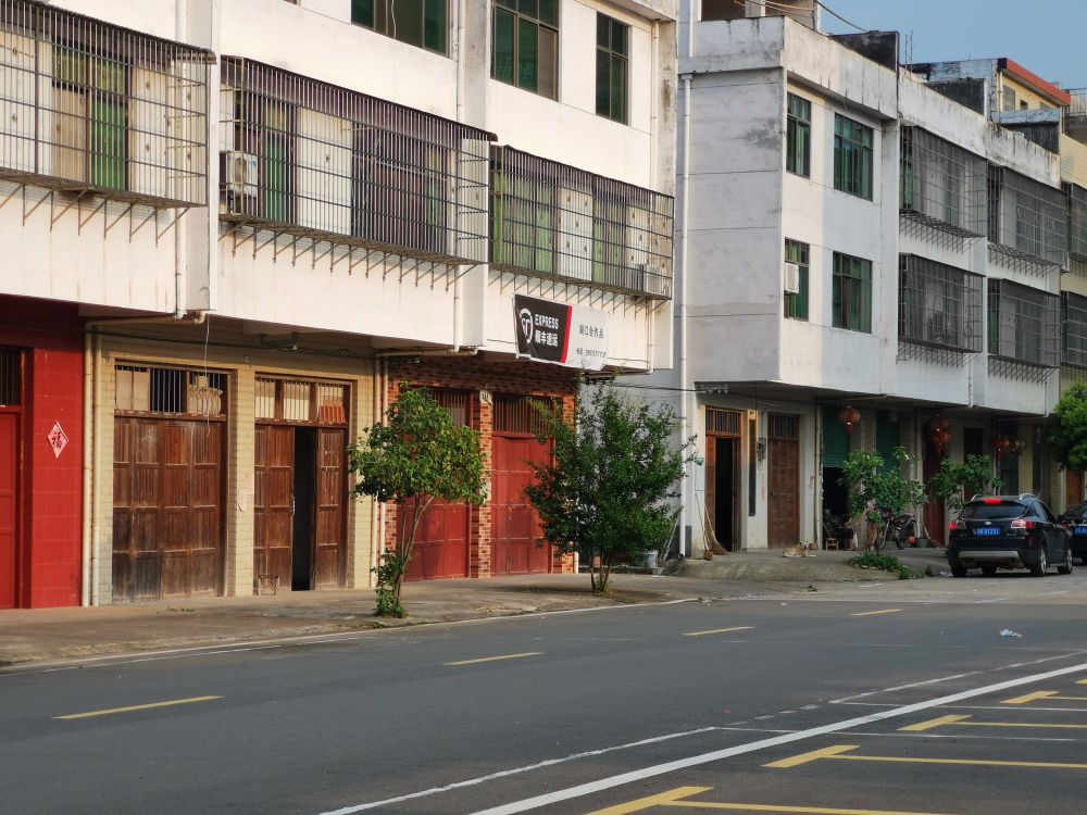 地址(位置,怎么去,怎么走):  江西省赣州市赣县区湖江镇人民广场