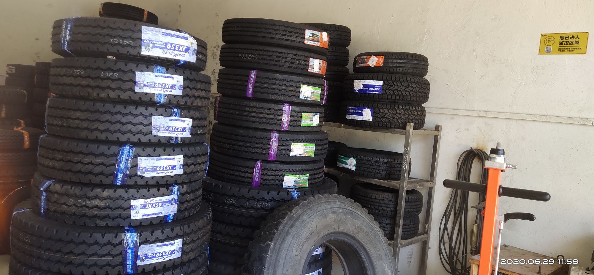 陵水鸿鑫建新卡客车轮胎专卖店