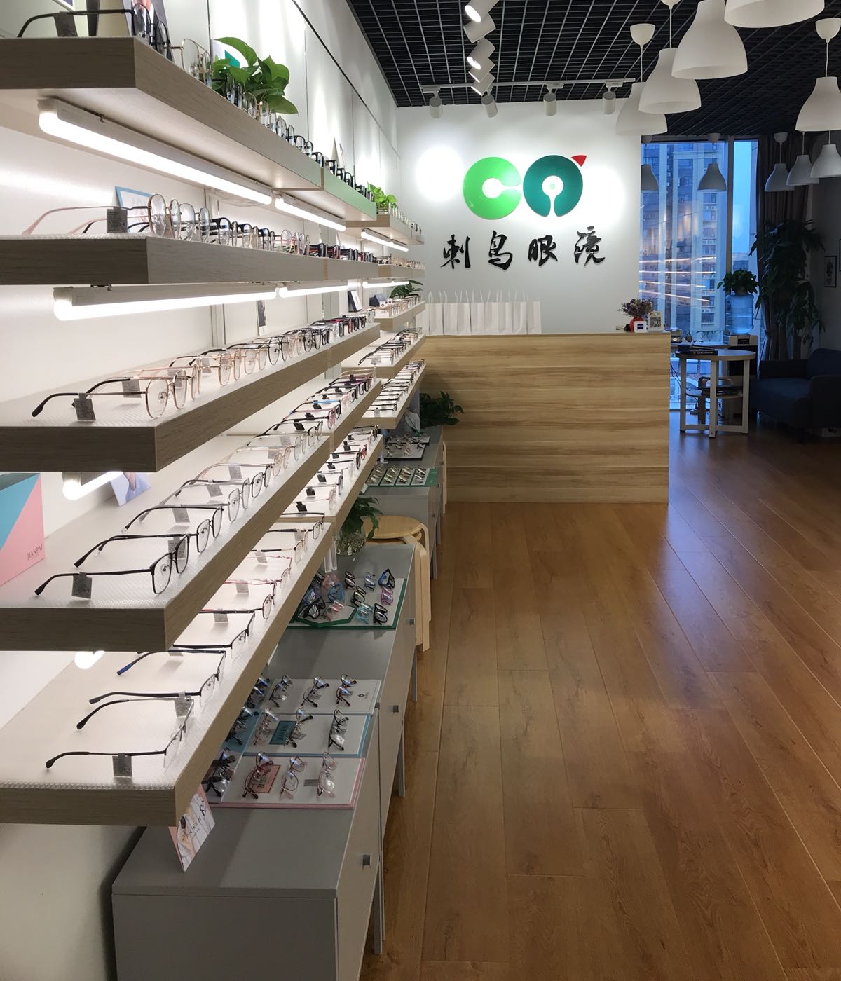 刺鸟眼镜青岛中铁广场店