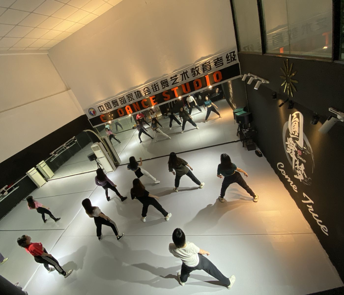 圆舞梦街舞工作室