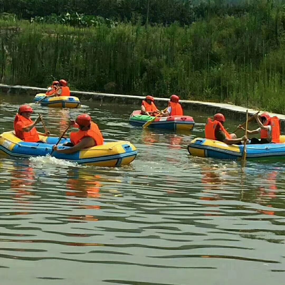 新民山泉水游泳漂流馆