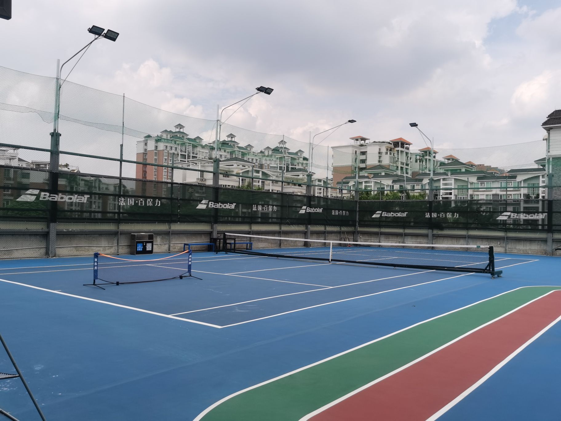 跃动体育网球场