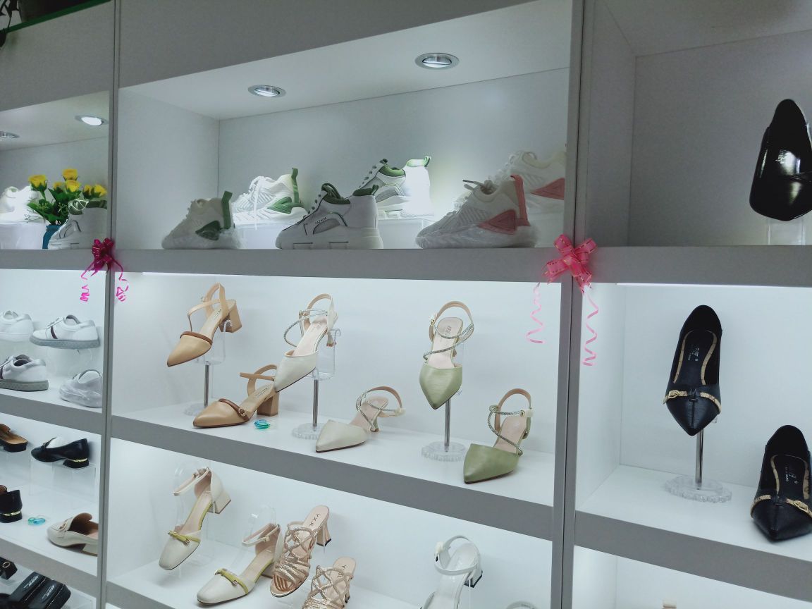 沐川县标签: 鞋店 购物  落脚点精品鞋坊(较场坝街店)共多少人浏览