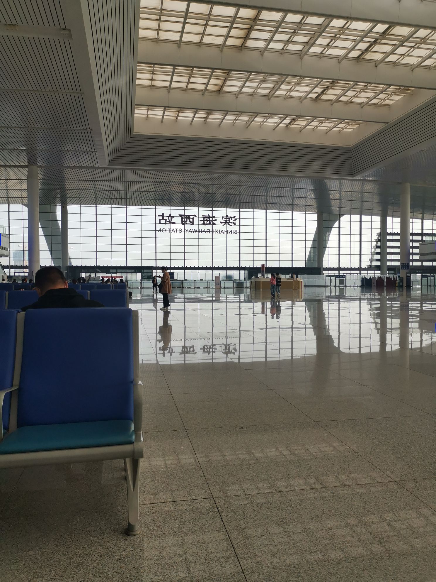 滨海西站-大巴车专用地上停车场