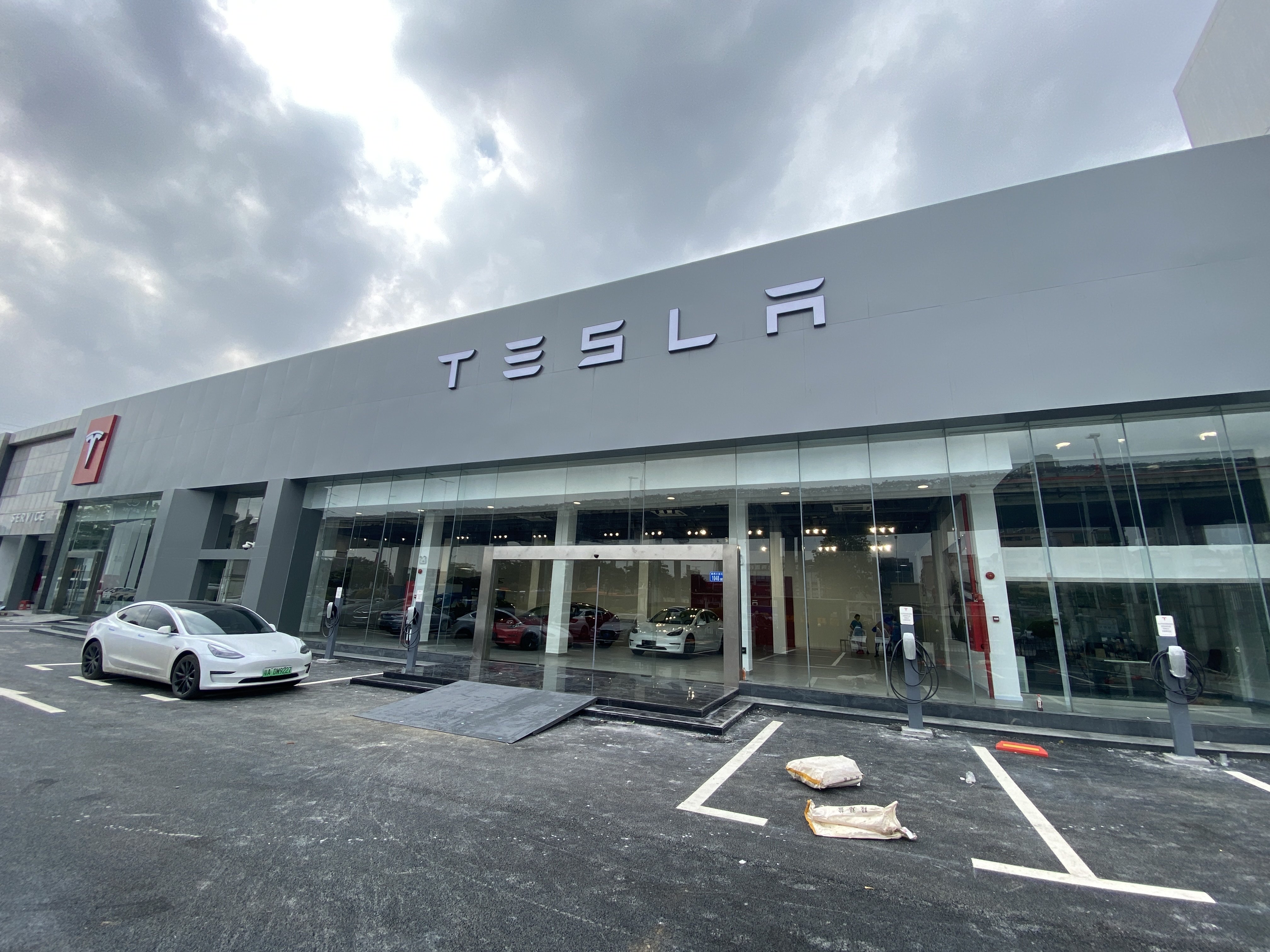 特斯拉(广州龙美特斯拉中心)