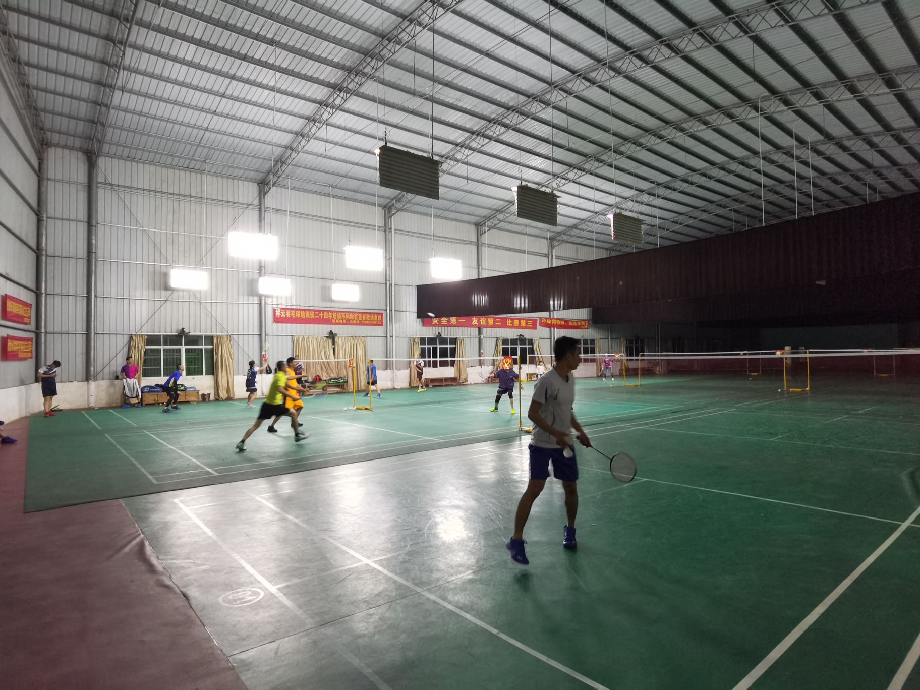 驰骋羽毛球馆
