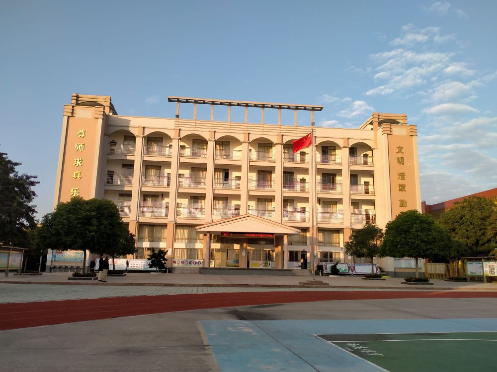 广东省湛江市吴川市乌坭学校(乌坭一路北110米)