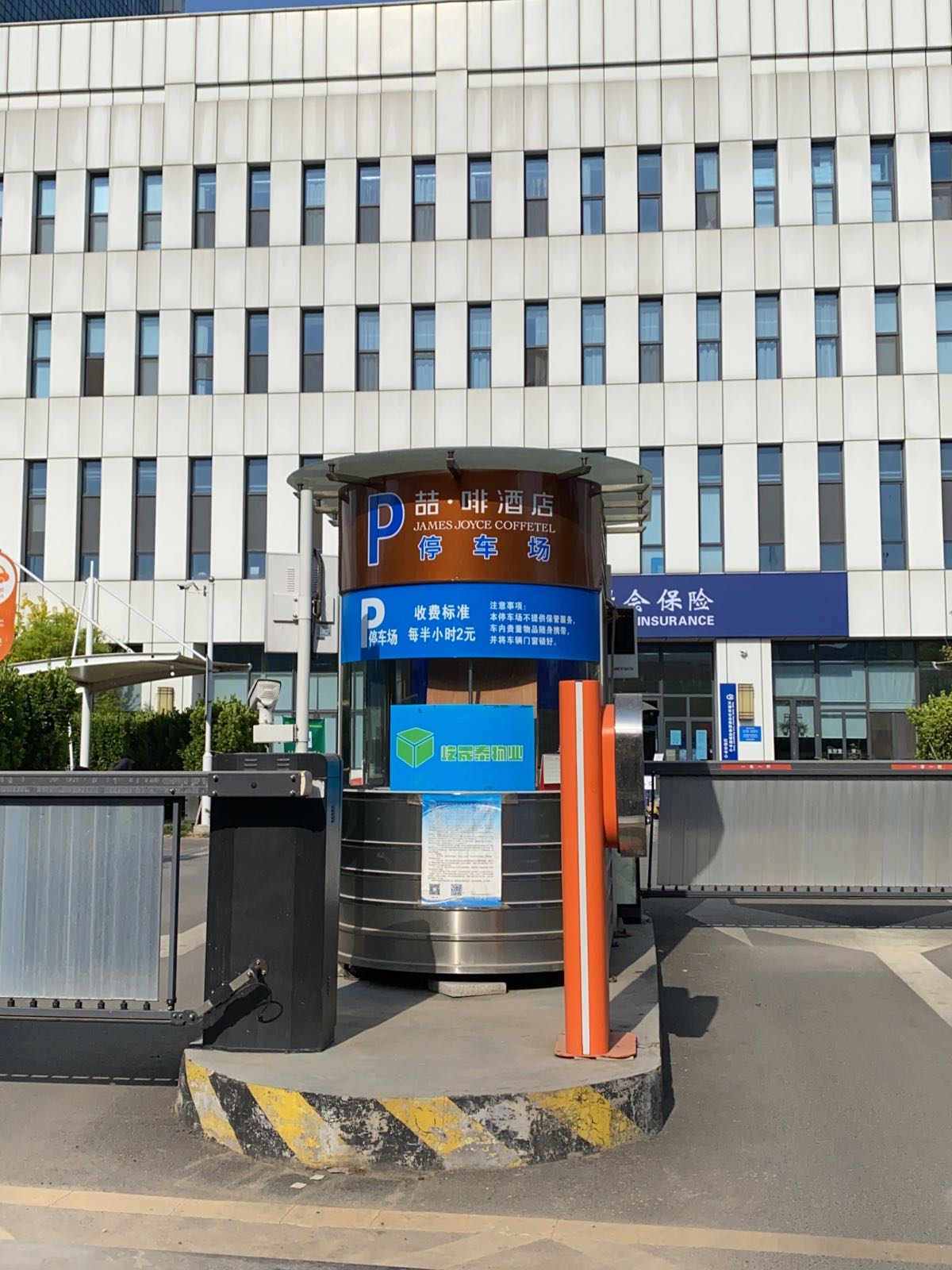 喆啡酒店停车场