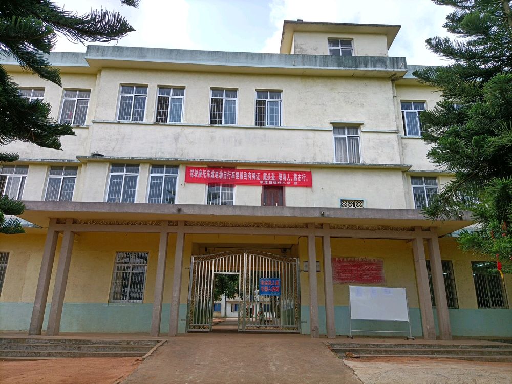 广东省湛江市遂溪县草潭镇钗仔小学