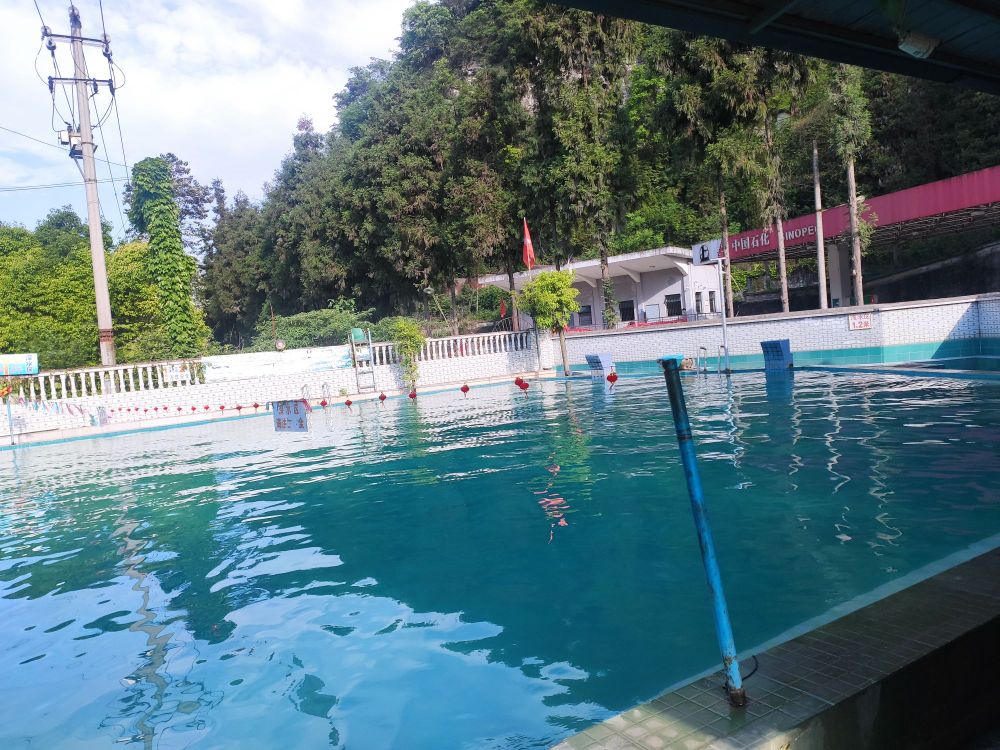 桐梓县兴洞天游泳池溶洞旅游景点