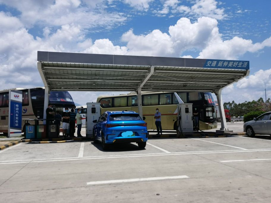 多祝服务区停车场