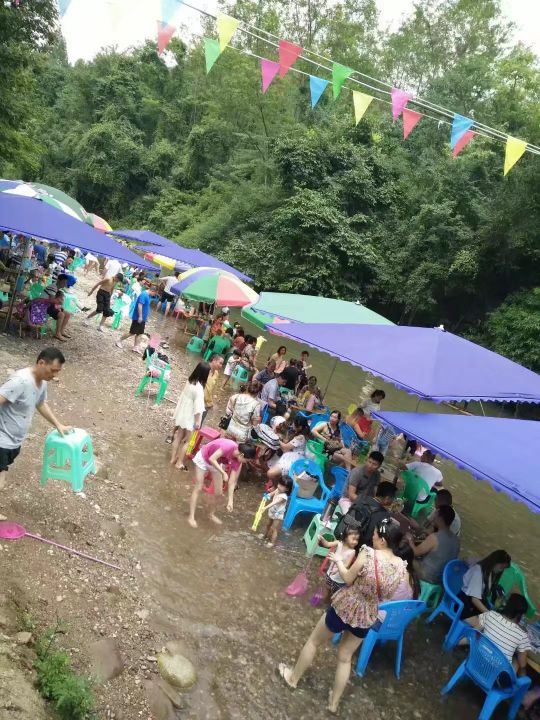 成都市都江堰市青城山路青城山百色小学西北侧约30米