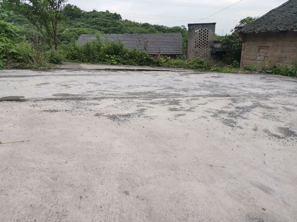 石鸡村一社终点停车场