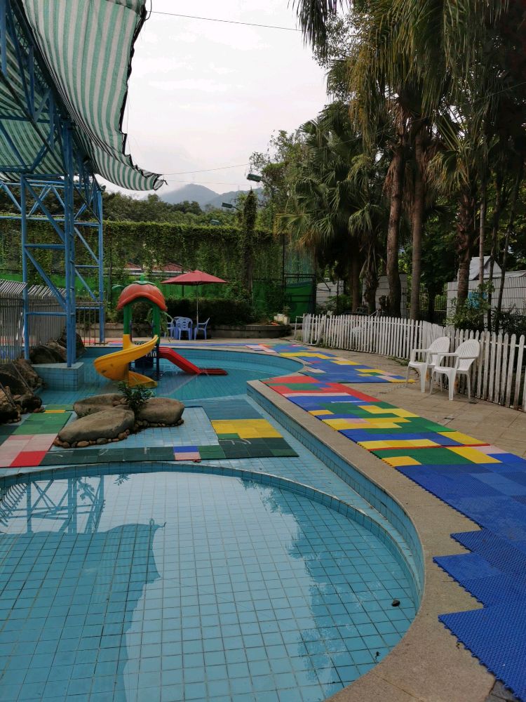 翠湖山庄温泉游泳池