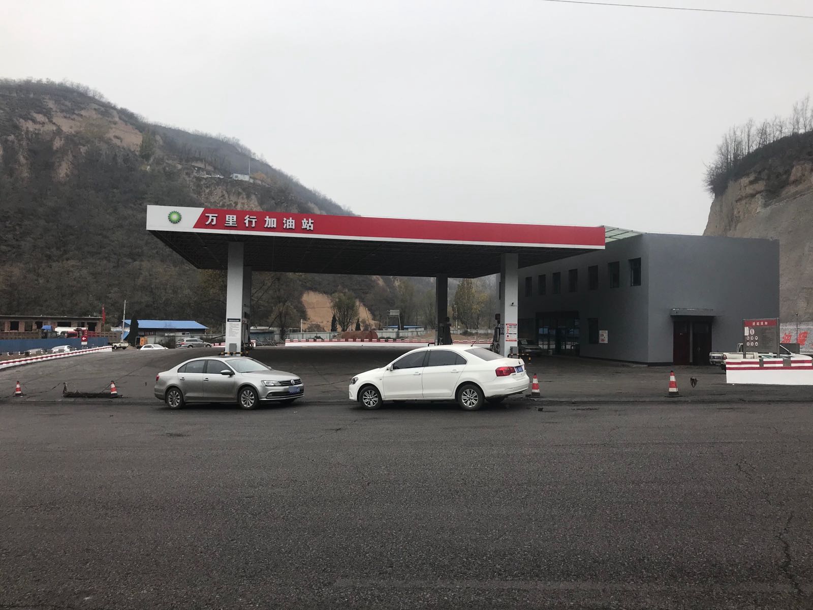 万里行加油站