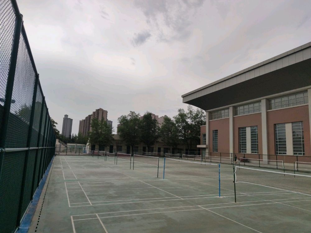 西安邮电大学长安小区西区-羽毛球场