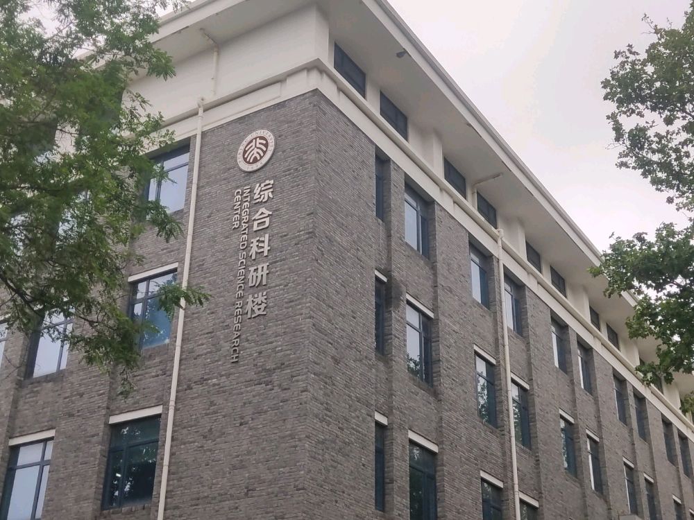 北京市海淀区颐和园路5号北京大学静园路附近