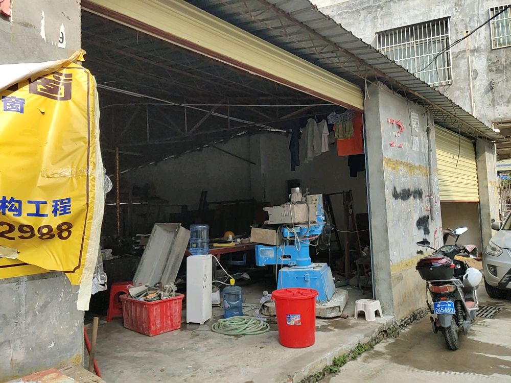 海口市美兰区青年路下贤一村303-1号粤轩玻璃店