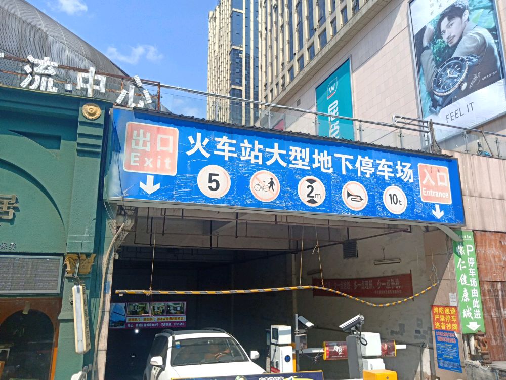 沪上田农旅直播小镇停车场南出入口