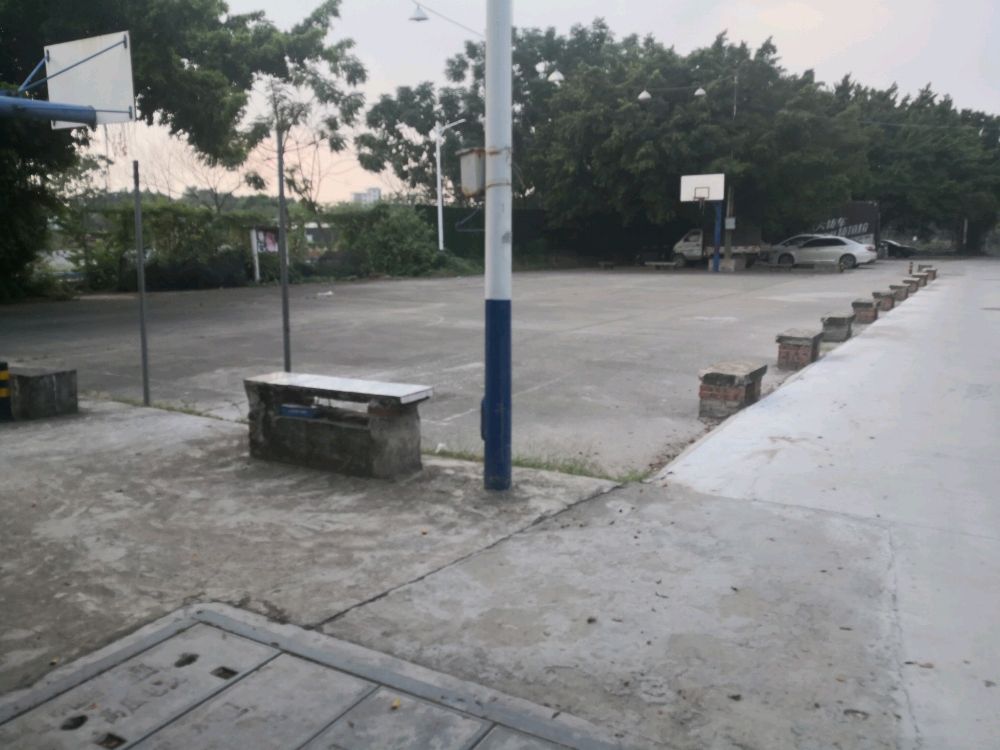 门口朱篮球场