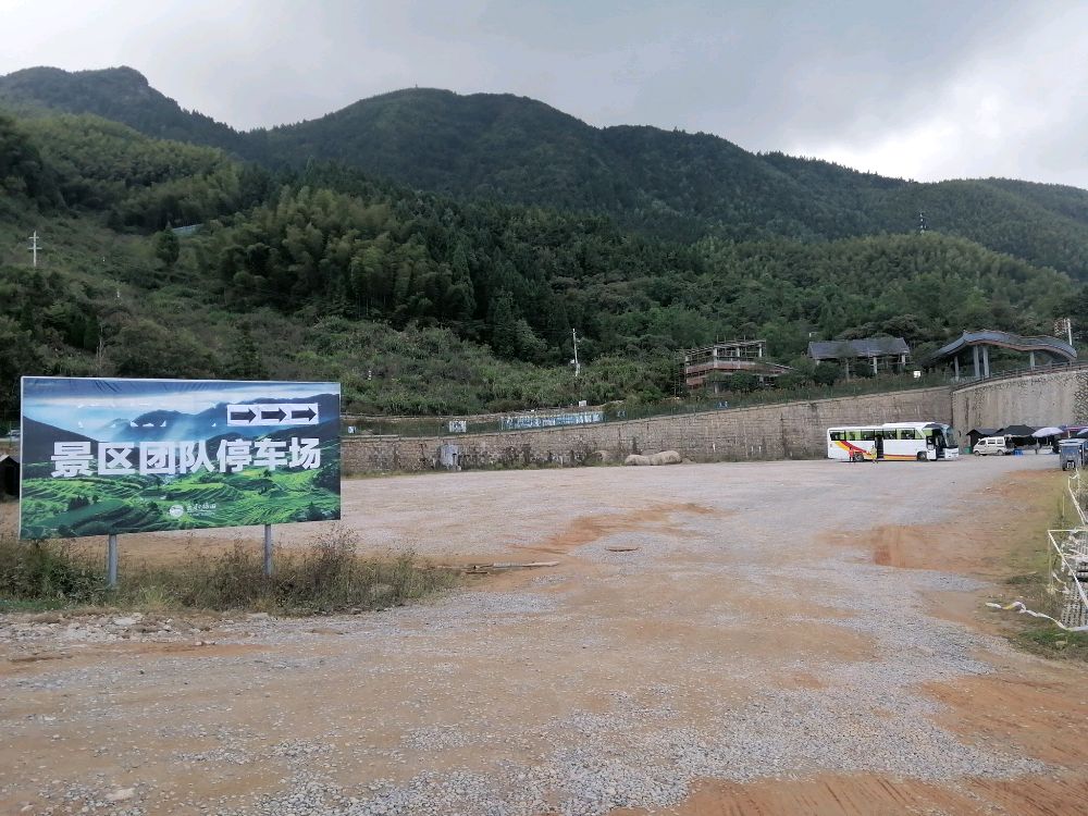 云和梯田风景-大巴车公交车专用地上停车场