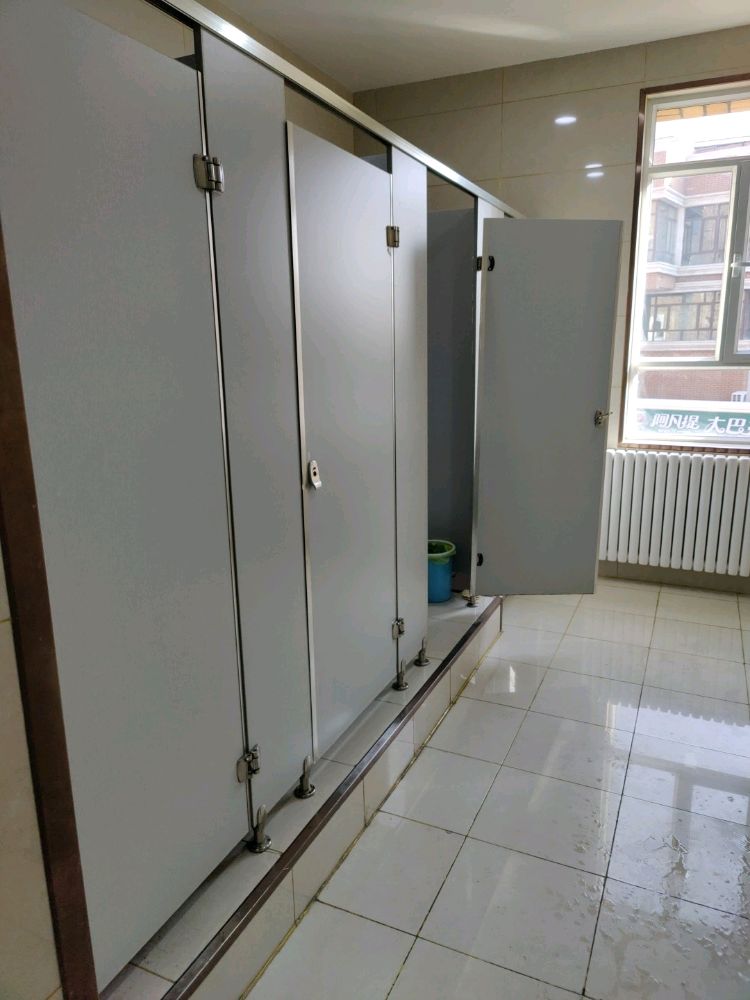 新疆乌鲁木齐市天山区解放南路510号国际大巴扎景区2号楼2层公共厕所