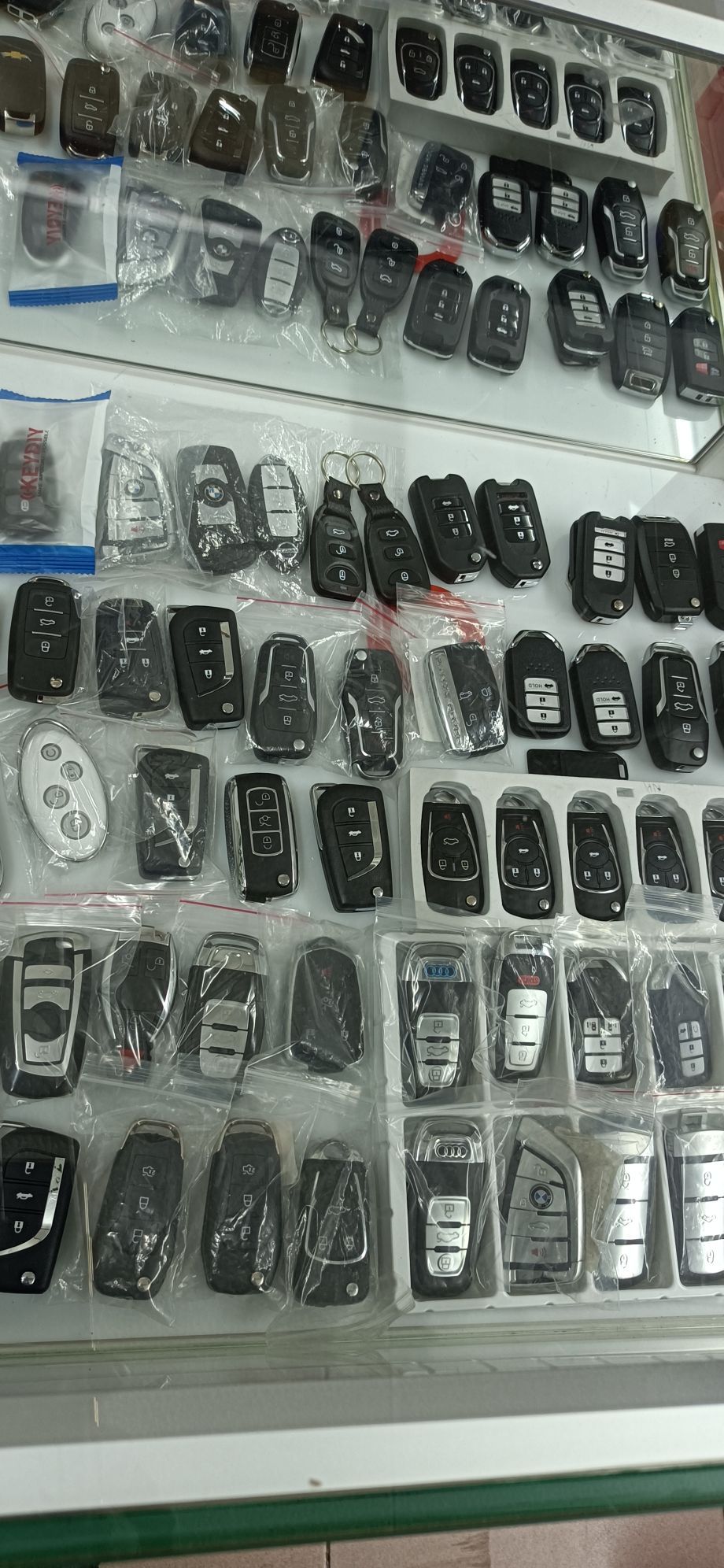 锁艺人开锁汽车钥匙