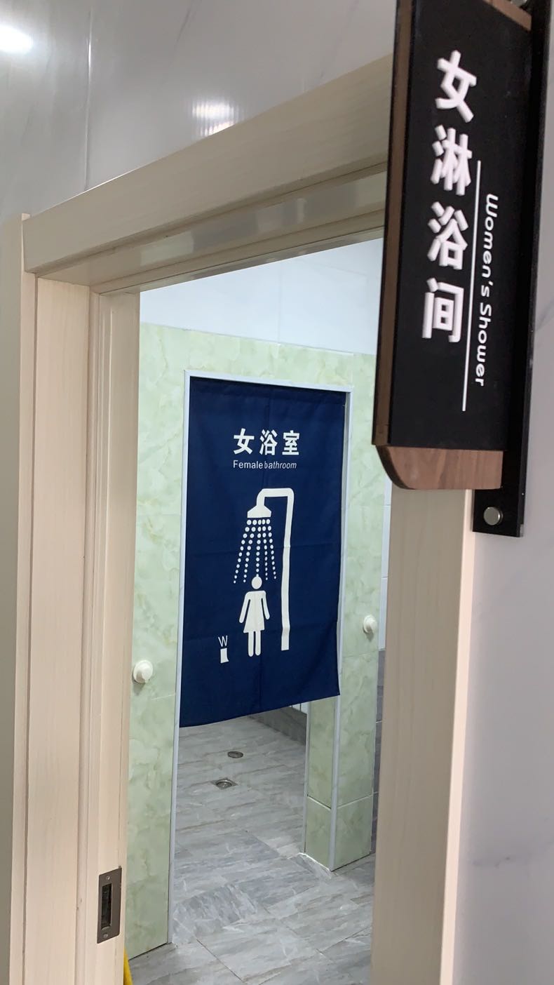 鲤鱼王游泳俱乐部