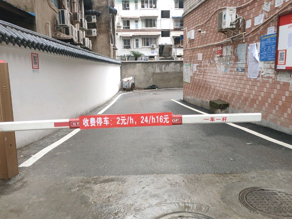 迎春家园-地上停车场