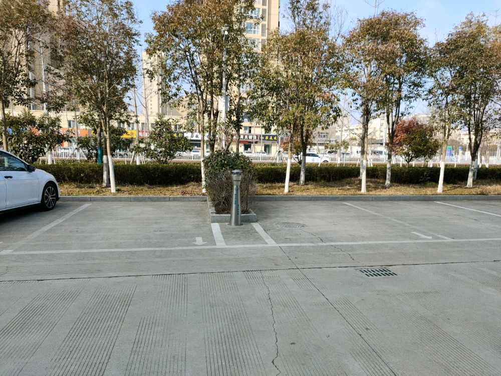 睢河街道文学北路体育场综合馆西南门停车场吸烟点