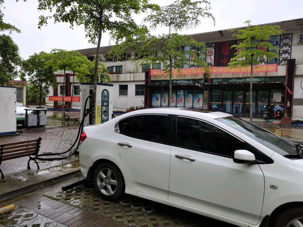 顺易充充电站(琼中民族体育中心站)