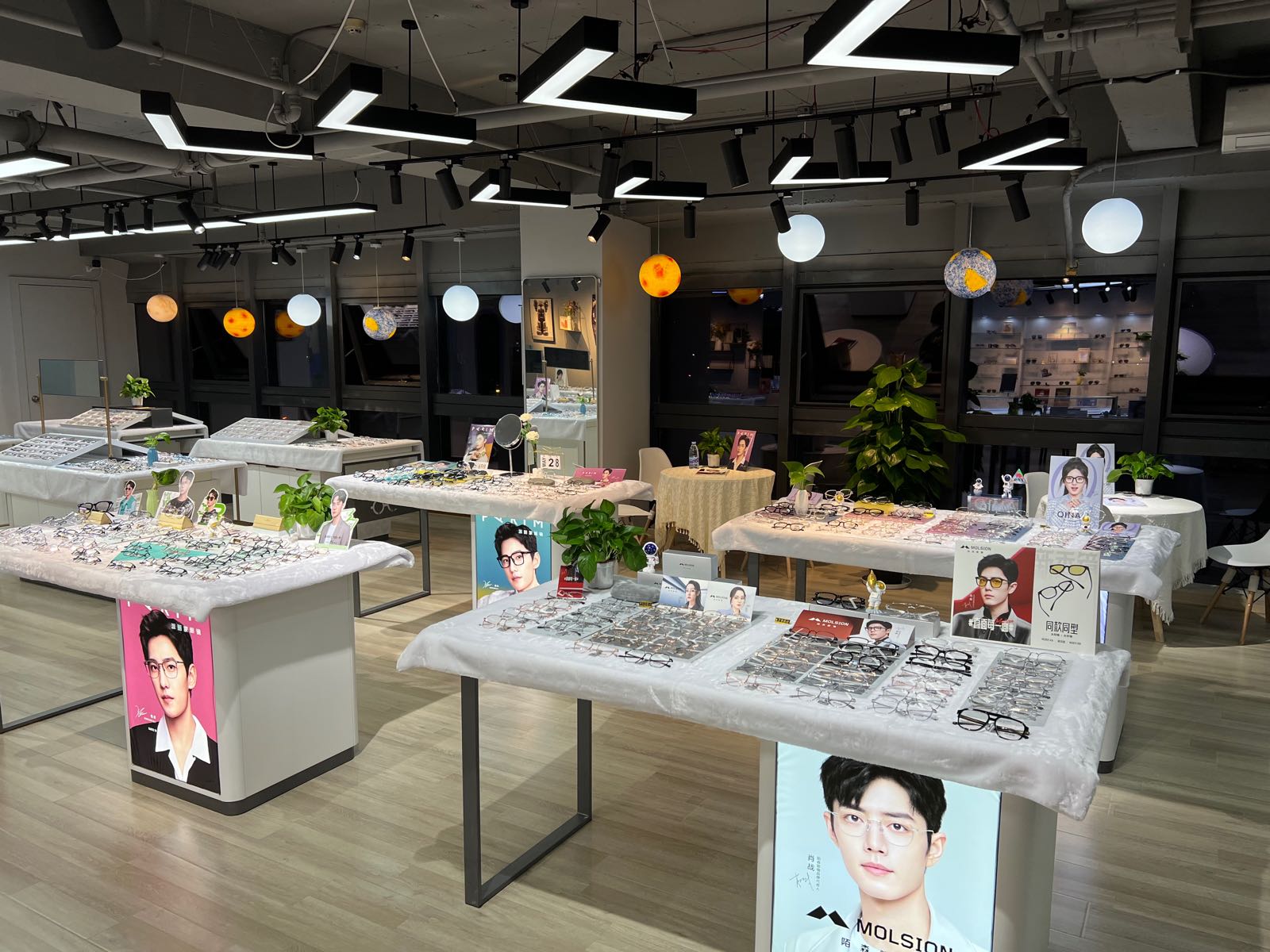月球眼镜·蔡司授权店(湖里万达店)