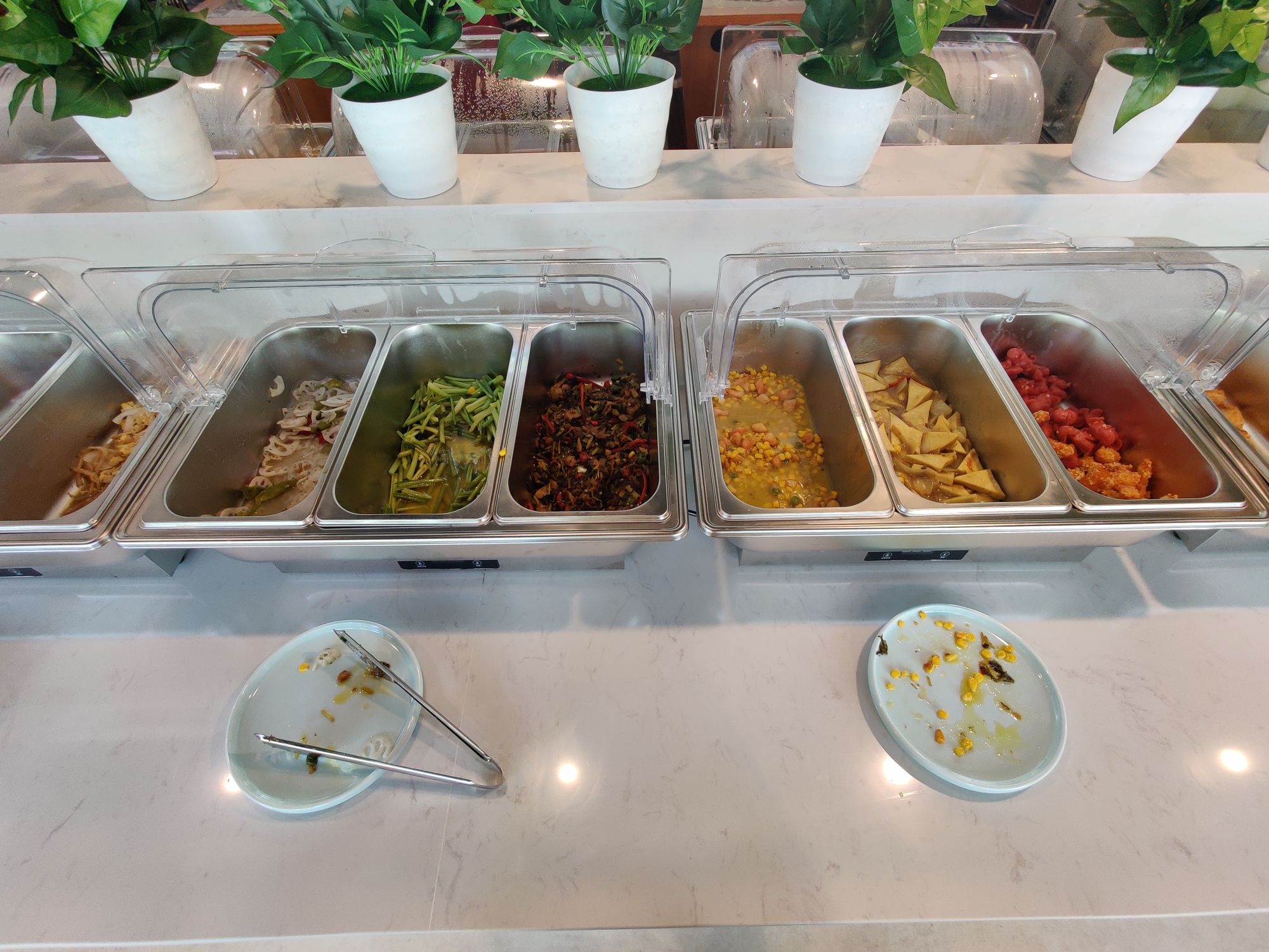 好畋食全粒喏日在自助餐厅
