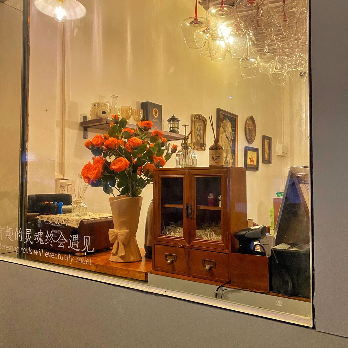 提钱退休四海钱隆酒业红酒馆(江南世家店)