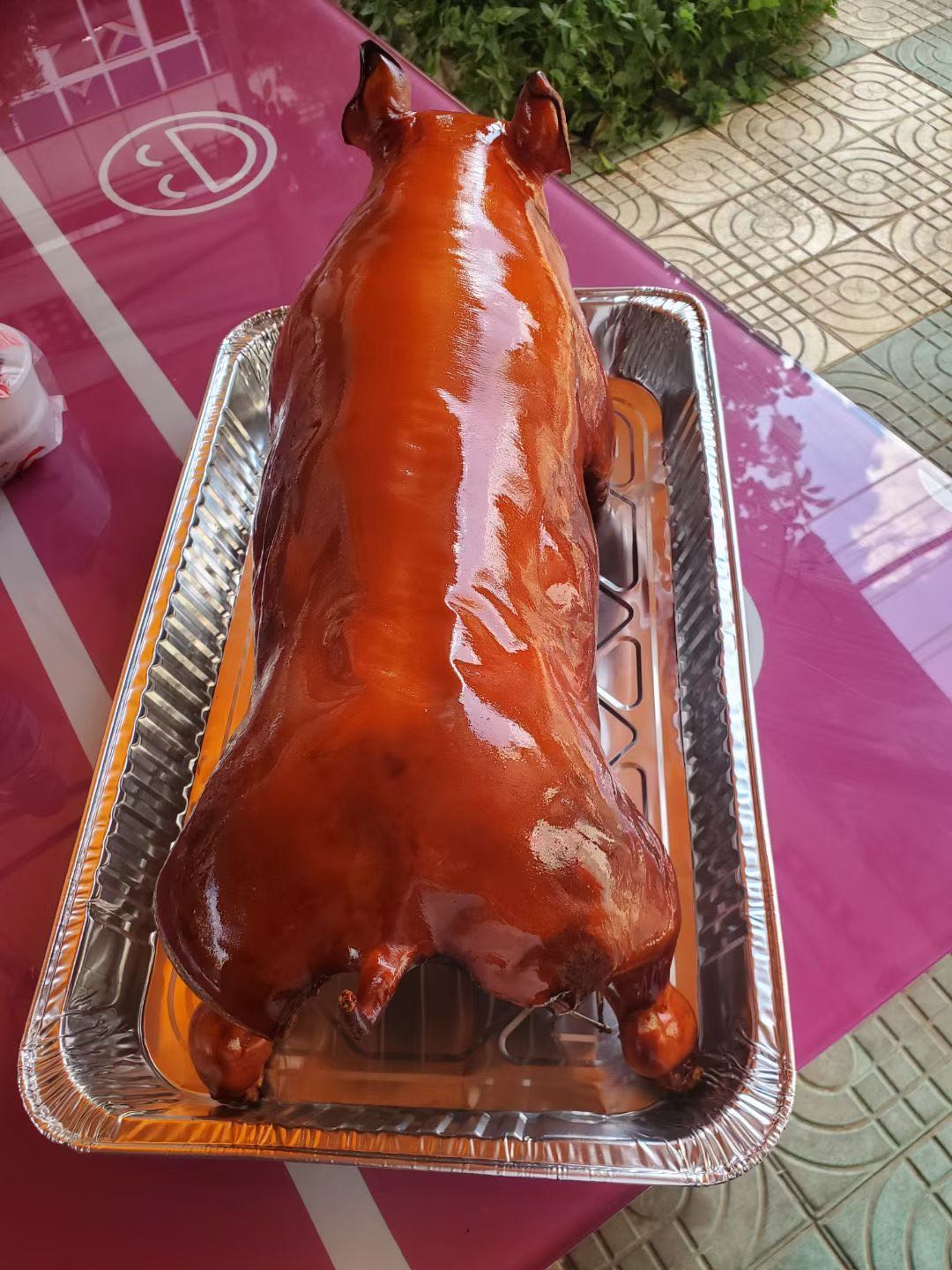 腾富黄进脆皮炭烤乳猪