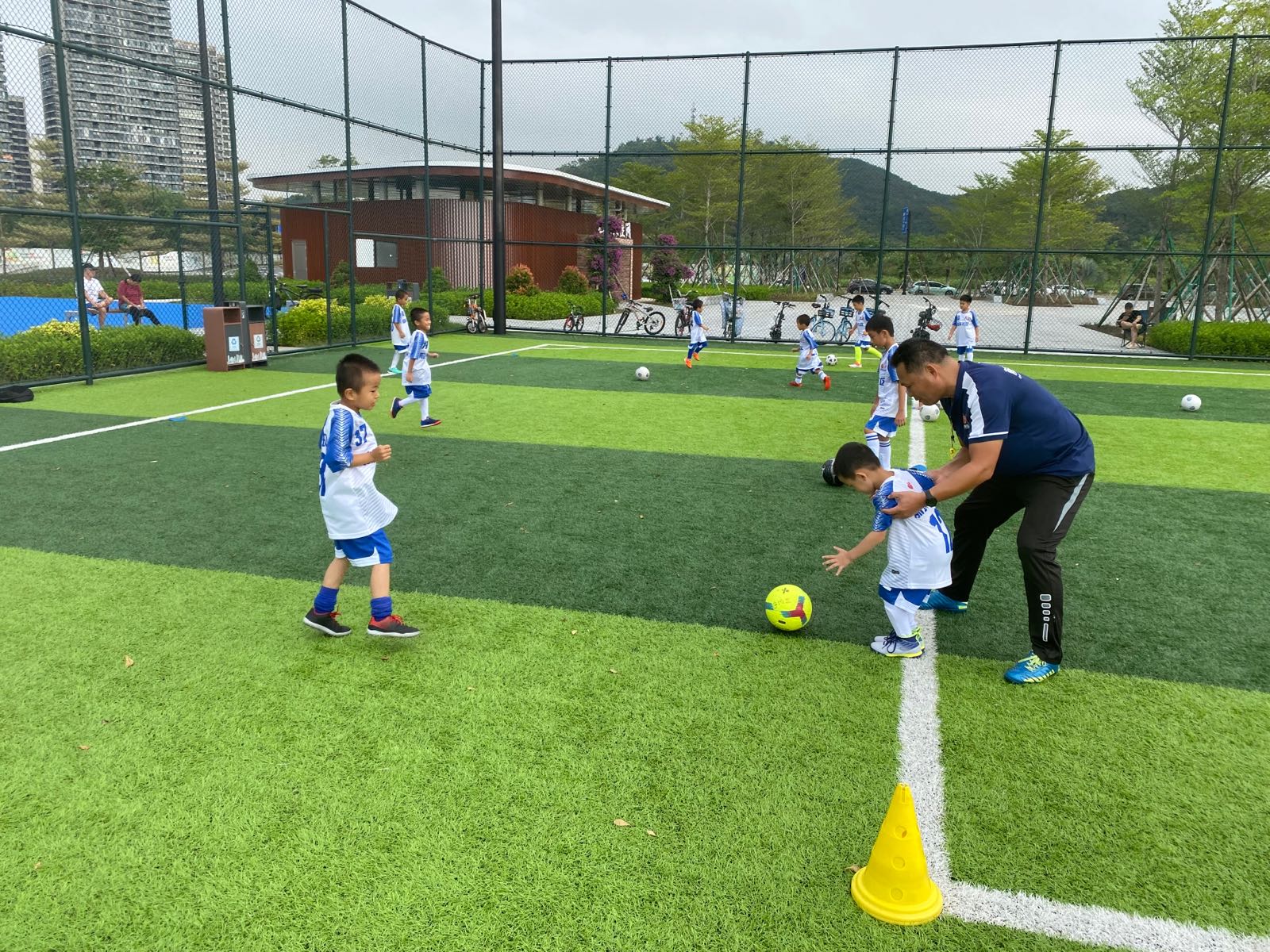 前环社区青少年足球训练基地