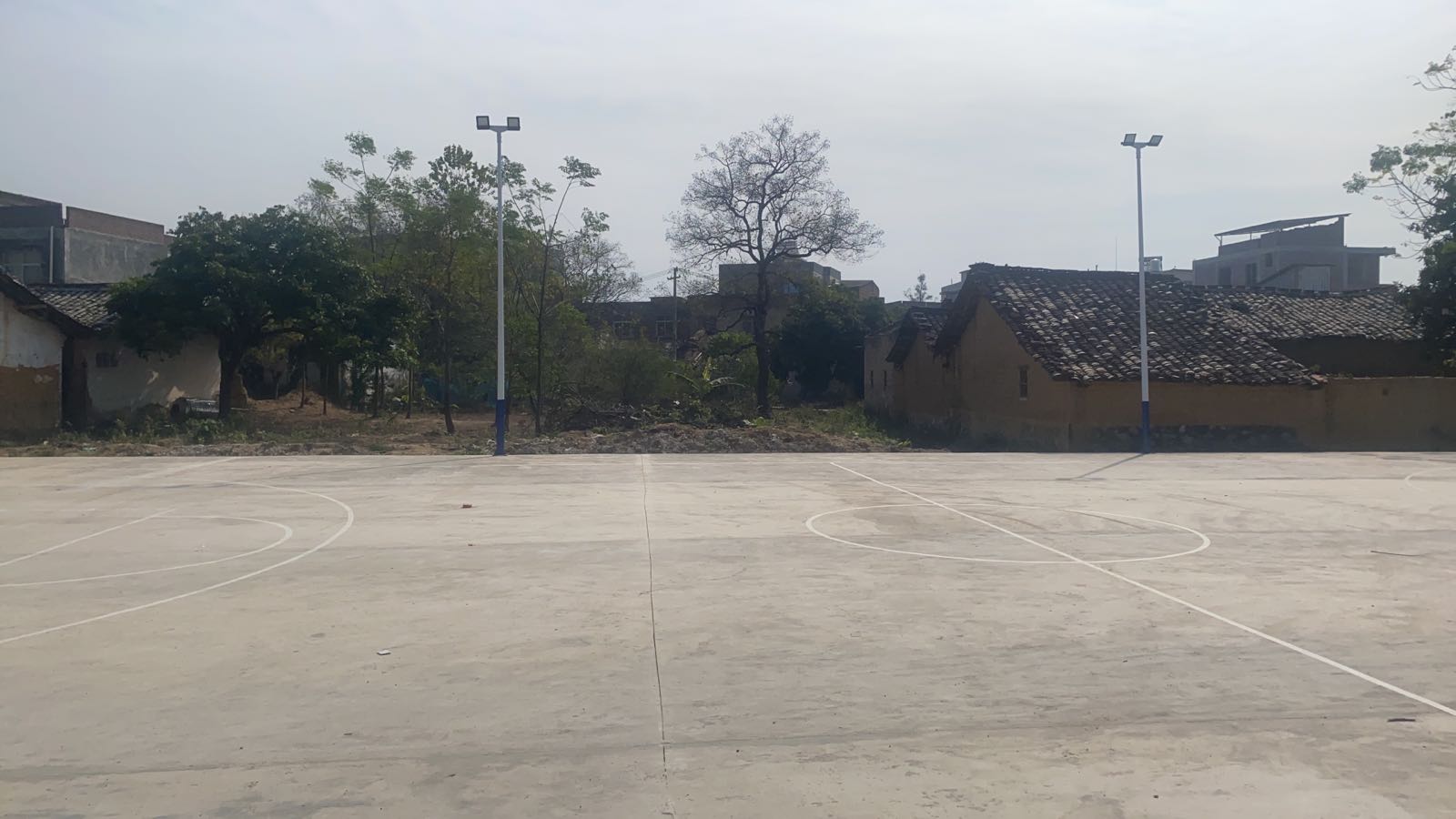 新圩镇秦屋山村枫木根篮球场