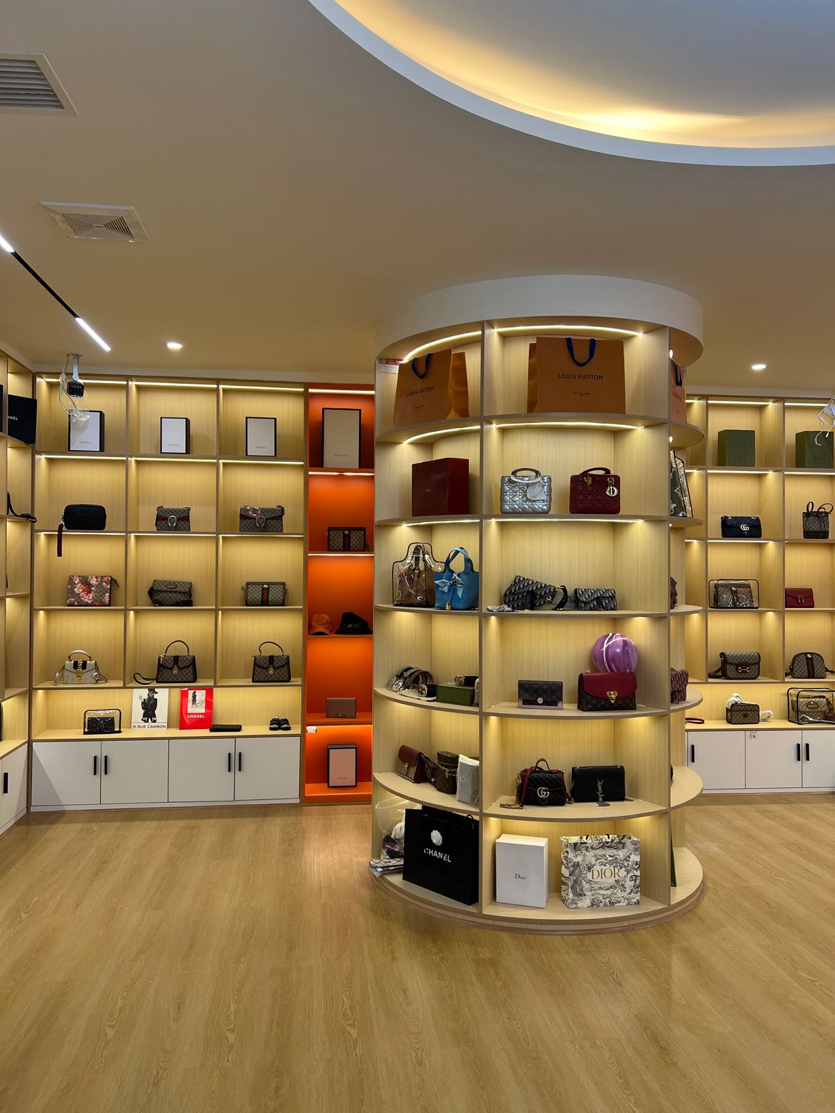易买奢侈品(华兴花园店)
