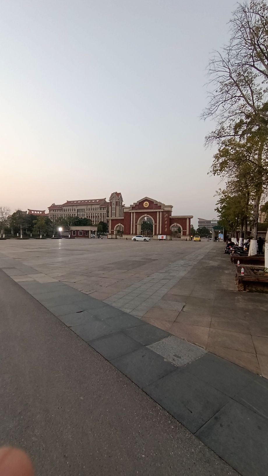北部湾大学-南门
