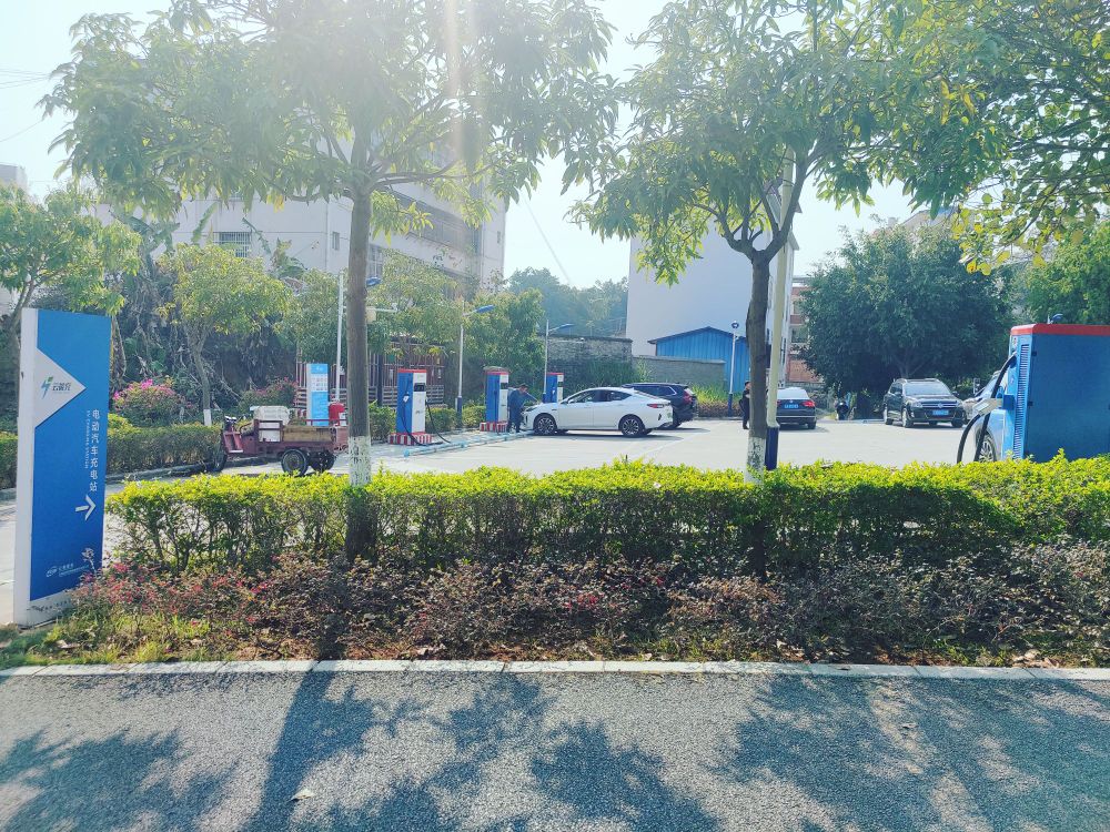 云南能投充电站(德宏州瑞丽市政府旗舰停车场)