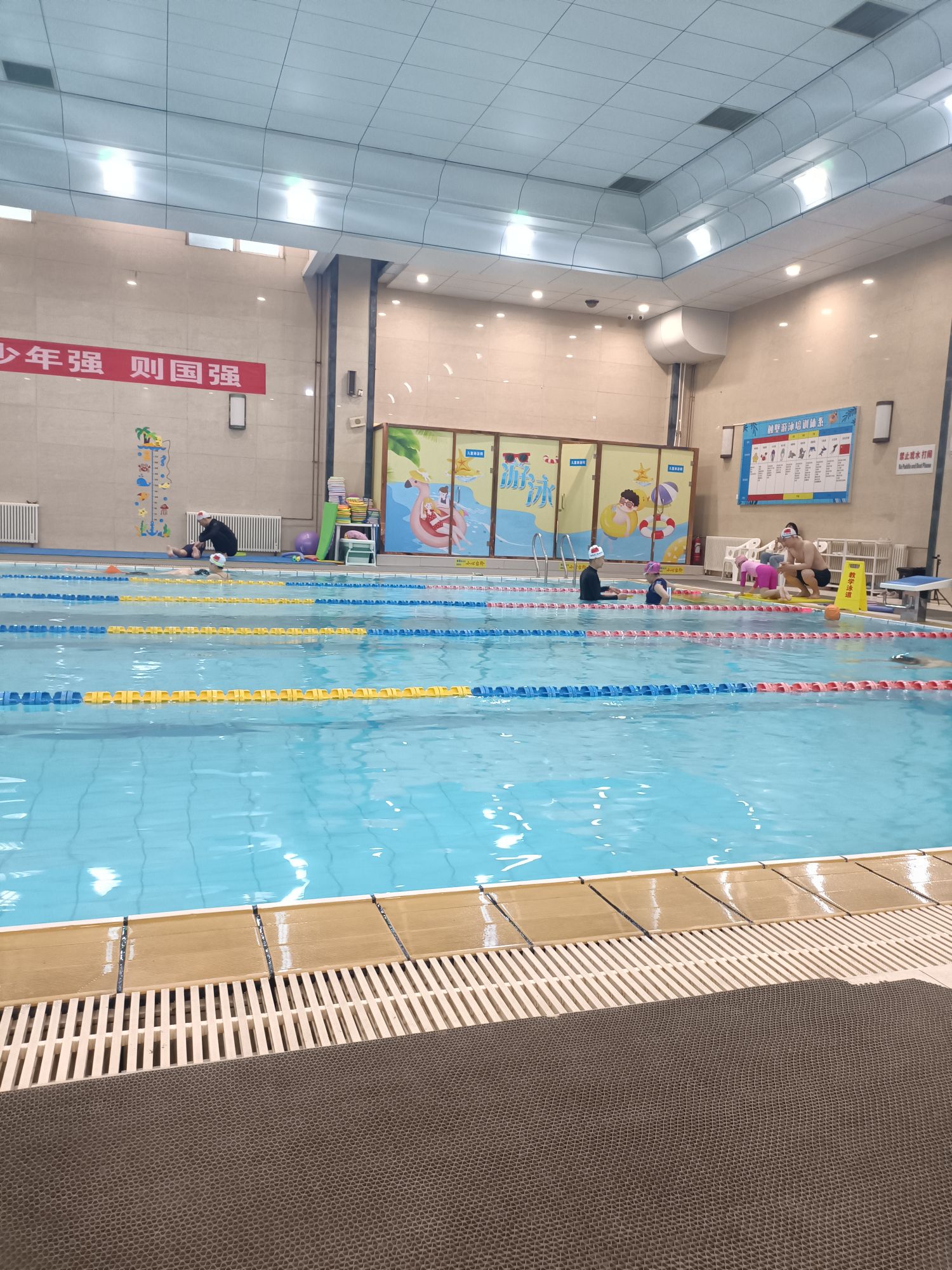 触壁游泳馆培俱乐部