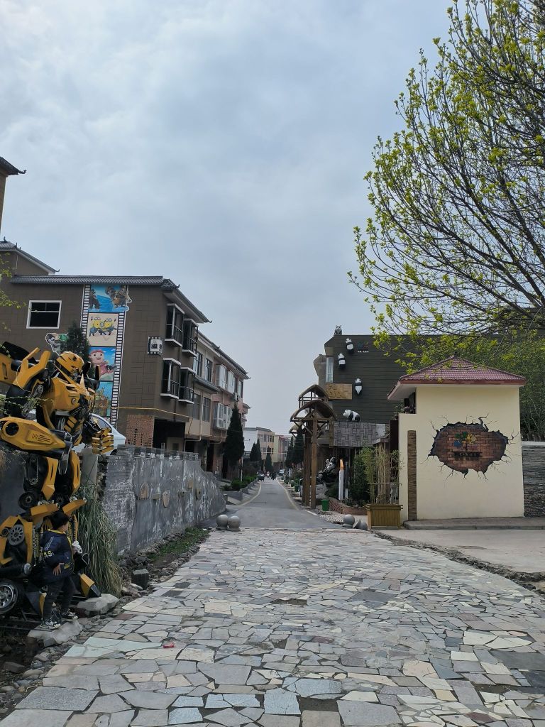 溢坡电影村