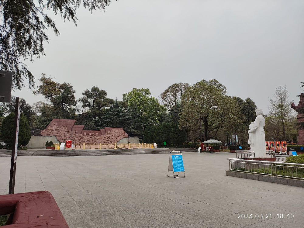 十二桥烈士墓广场